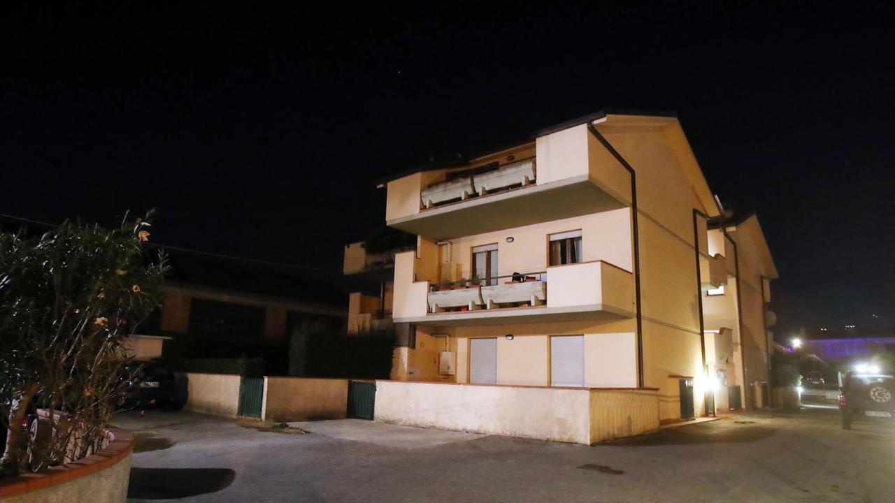 La palazzina dove è avvenuta la tragedia (foto Nucci)