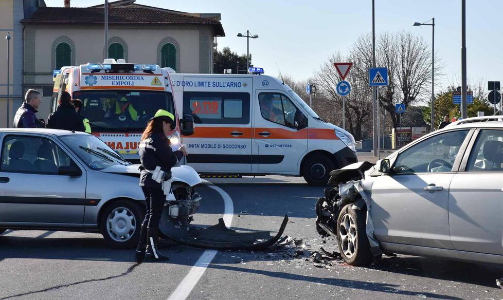Scontro tra due auto, traffico in tilt