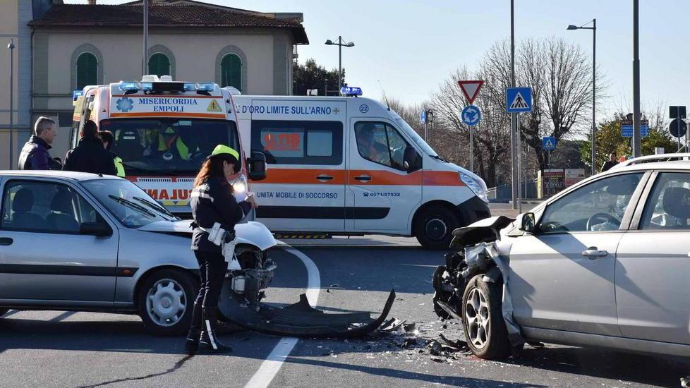 Scontro tra due auto, traffico in tilt