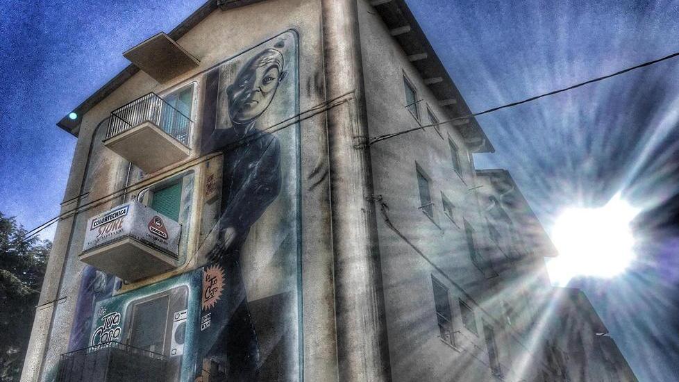 Un murale celebra la storia della Vespa D’Ascanio fa l’operaio
