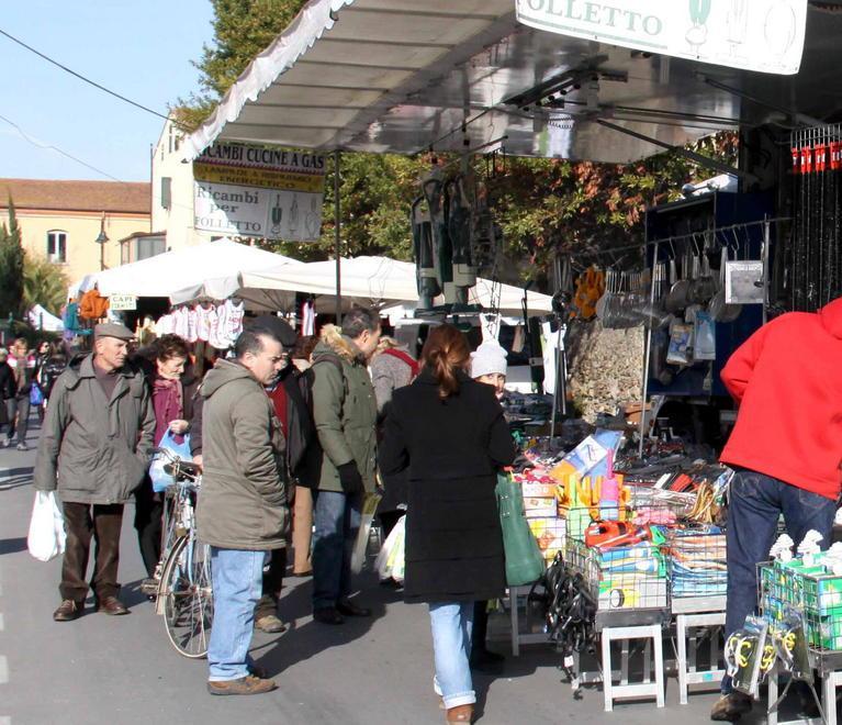 Il mercato del giovedì lungo via Oberdan 