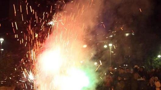 Botti e bicchieri di vetro vietati alla festa in piazza