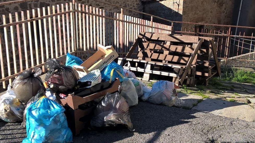 Cassonetti spostati, spazzatura in strada