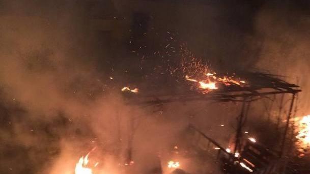 Va a fuoco la capanna della Natività