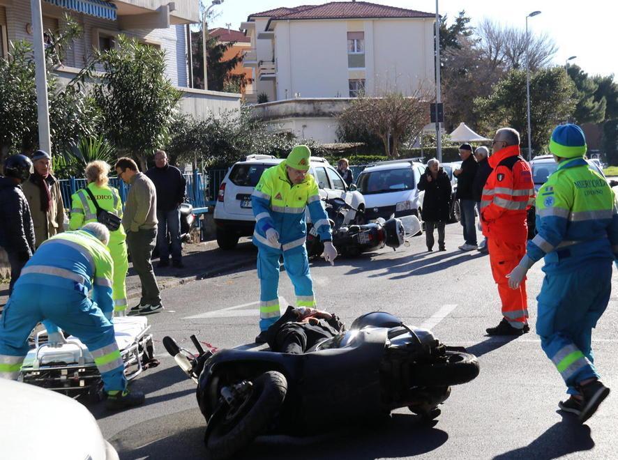 Scooterista travolto da un’auto: è grave 