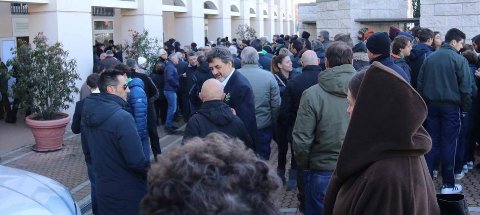 Folla per l’addio a Guglielmo Prima