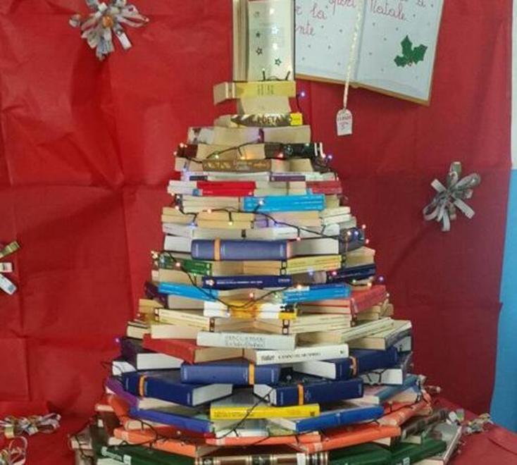 Un albero di Natale di libri realizzato dai piccoli studenti