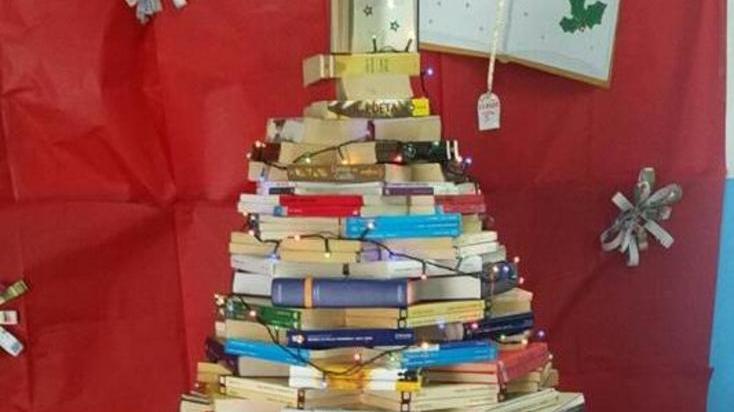 Un albero di Natale di libri realizzato dai piccoli studenti