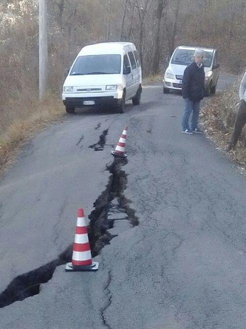 Si rompe tubo, esplode la strada 