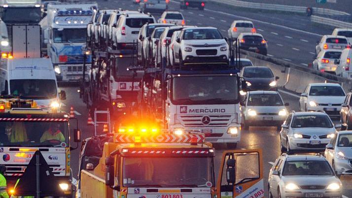 Camion cappotta in autostrada Tre feriti e code verso Bologna