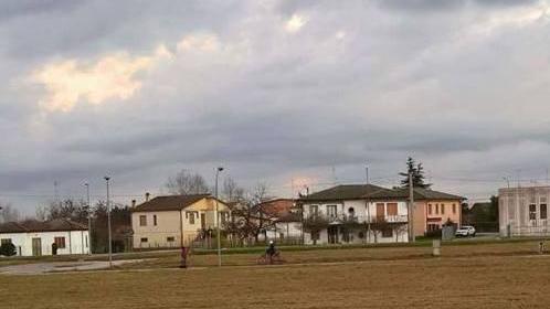Dopo mesi di abbandono sfalciata un’area
