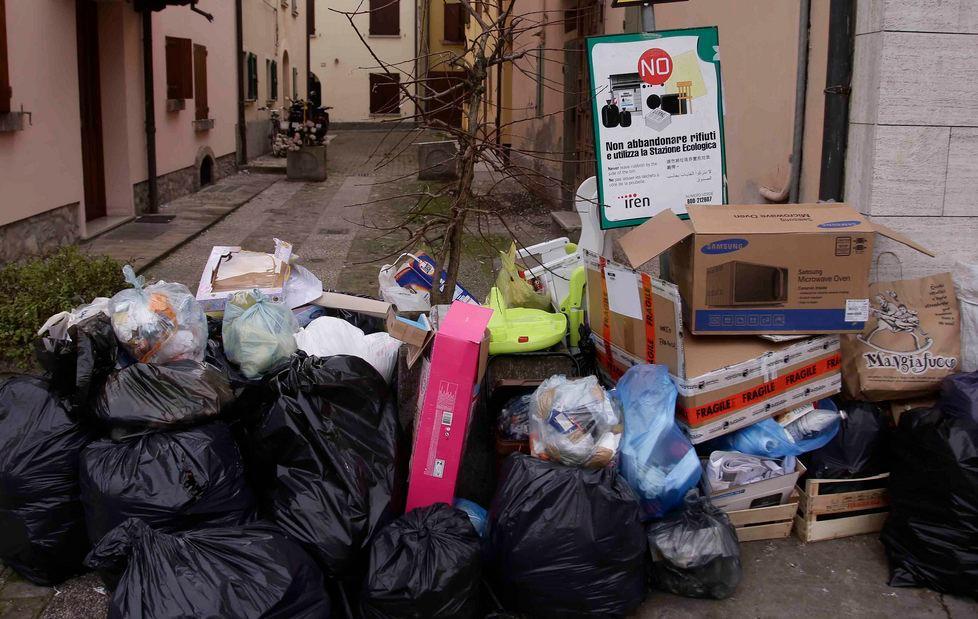 Ancora spazzatura in via Tassoni 