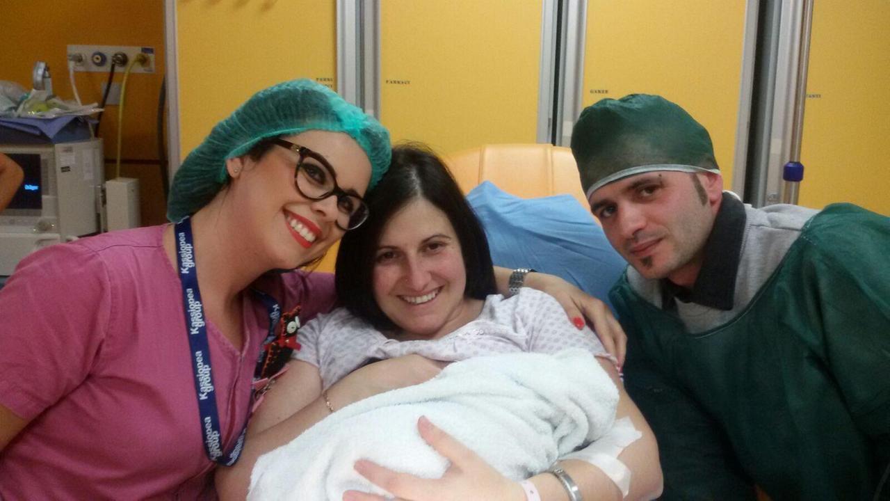 La piccola Nicole in braccio alla mamma Ilaria Cotza, a destra il papà Igor Serrao e a sinistra l'ostetrica Selenia Pinna 