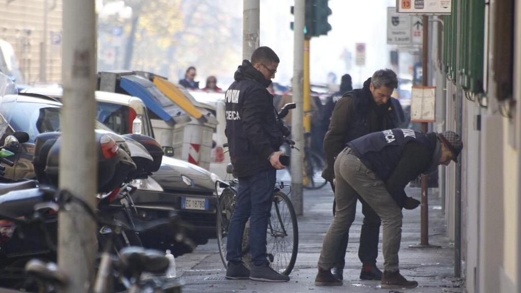 Firenze, scoppia ordigno davanti a libreria. Ferito artificiere: perde l'occhio e la mano - Video