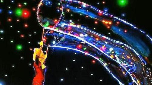 Un mondo di fantasia con mille bolle magiche a Modena