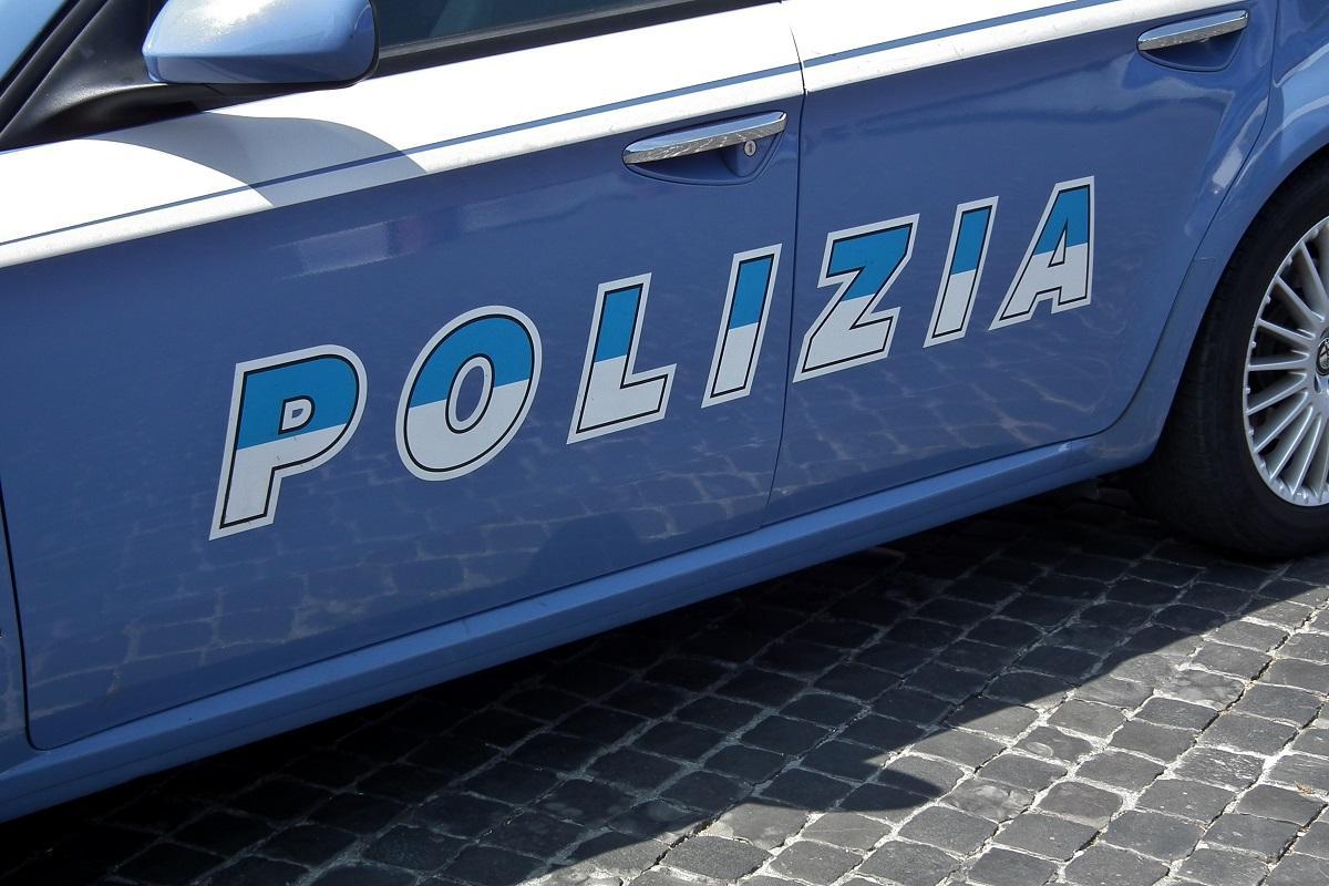 Fa irruzione nel locale armato di mazza