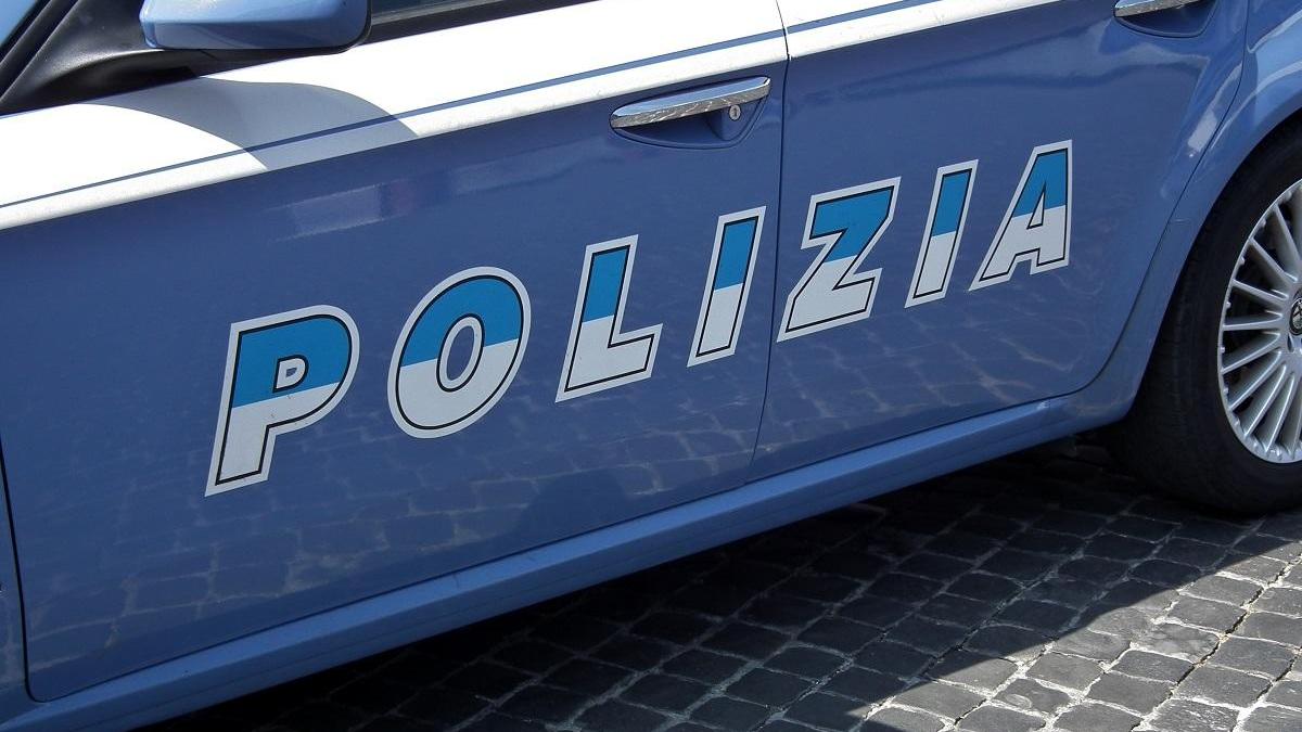 Fa irruzione nel locale armato di mazza