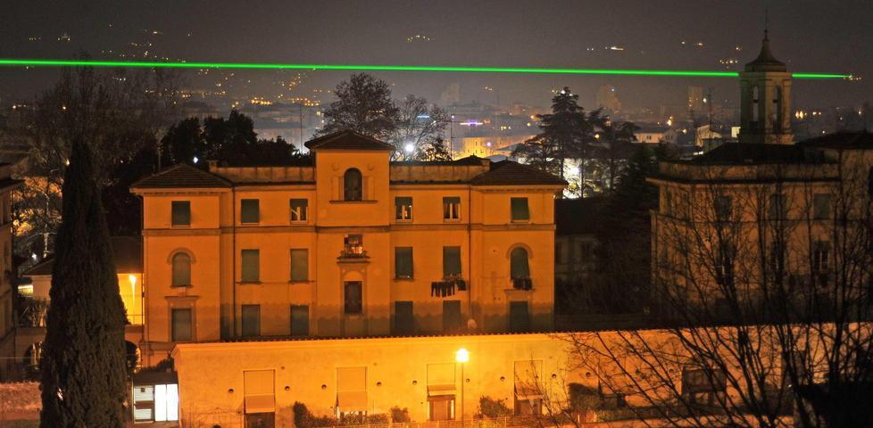 Il raggio laser sui tetti di Pistoia (Foto Gori)