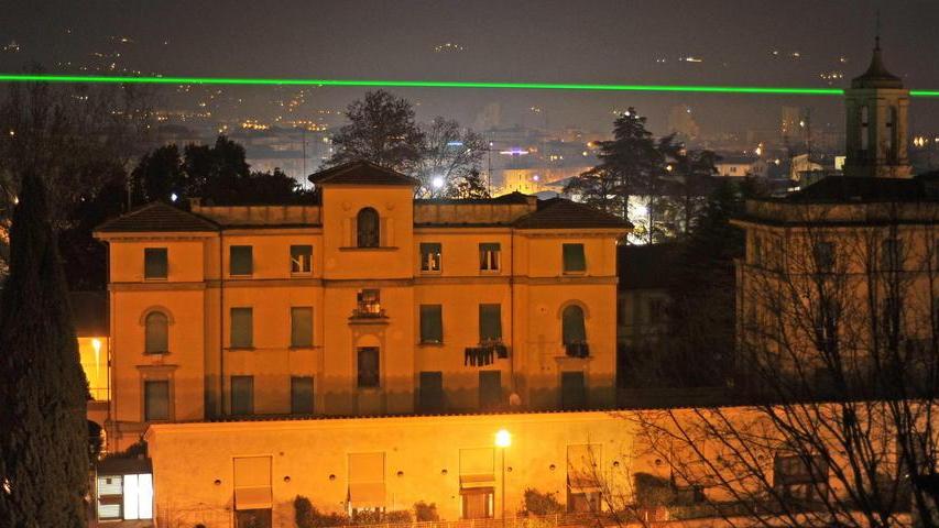 Il raggio laser sui tetti di Pistoia (Foto Gori)