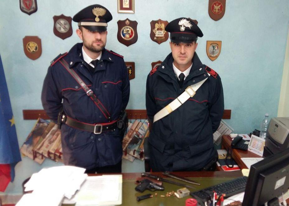 Al bar con la pistola carica: “Mi hanno derubato, devo incontrare il ladro” 