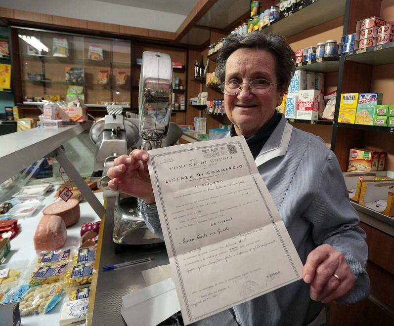 Carla Senesi mostra la licenza (Foto Agenzia Carlo Sestini)