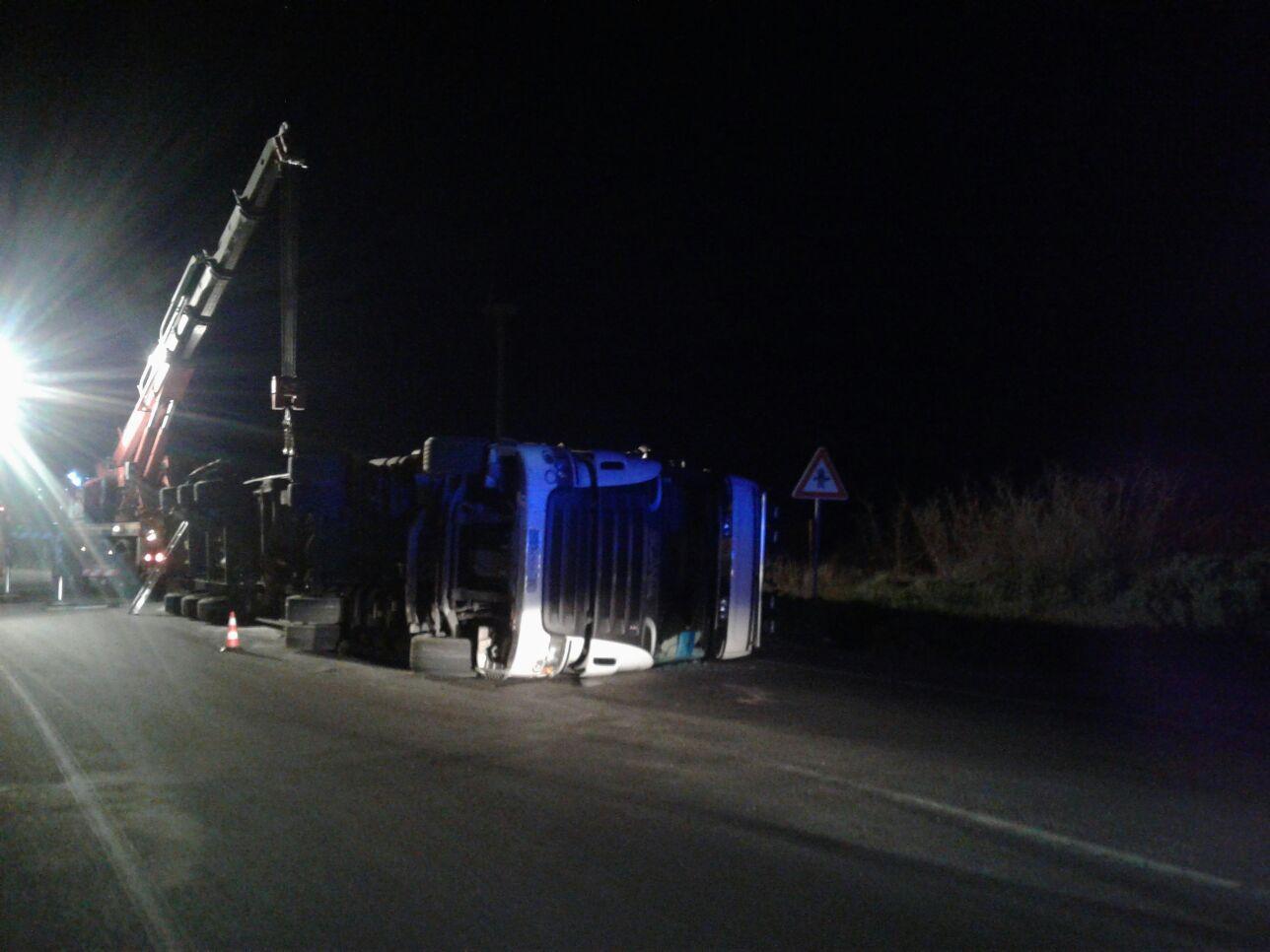 Il tir rovesciato lungo la strada per il porto industriale