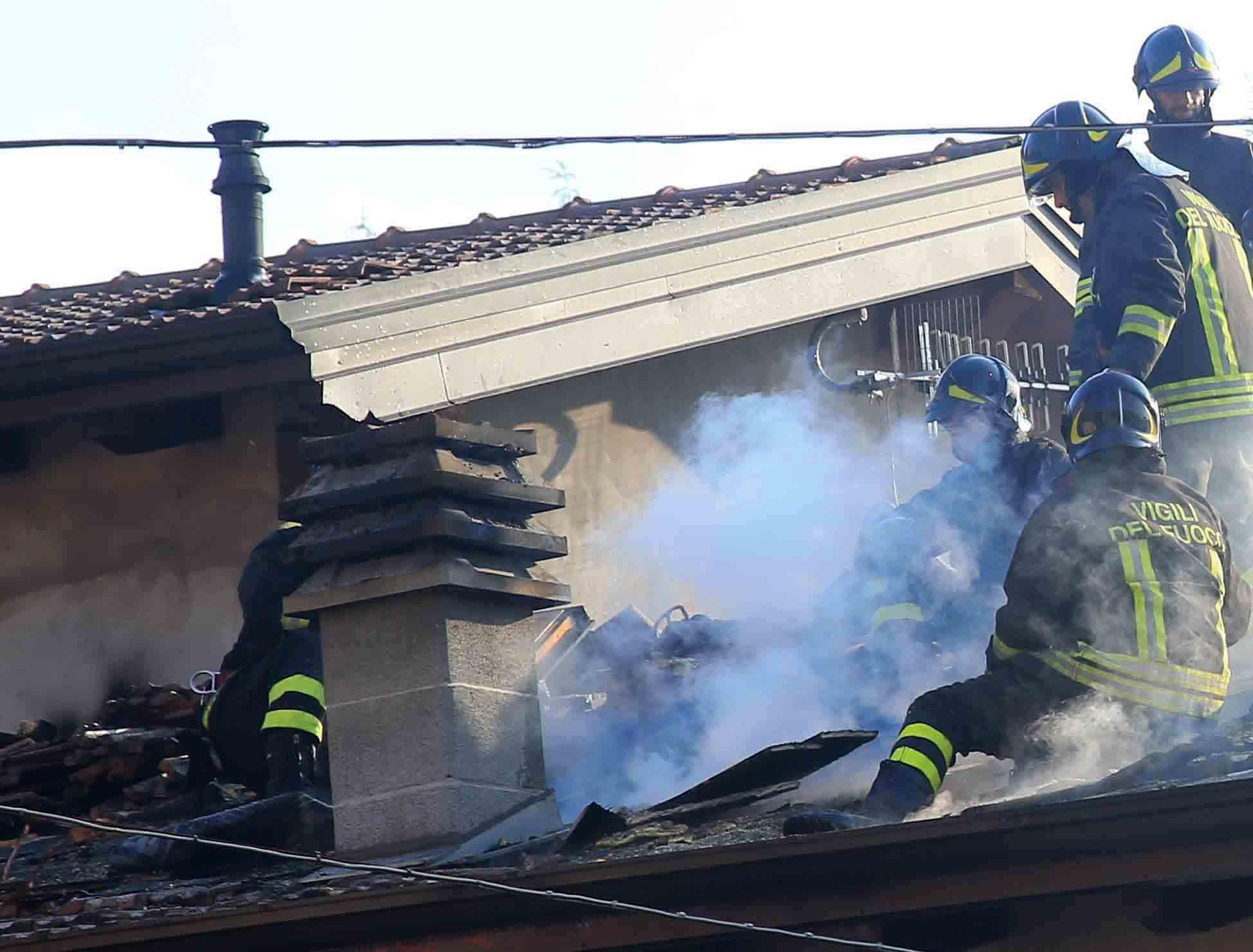 Brucia il tetto di un'abitazione, paura al Parco delle Caprette