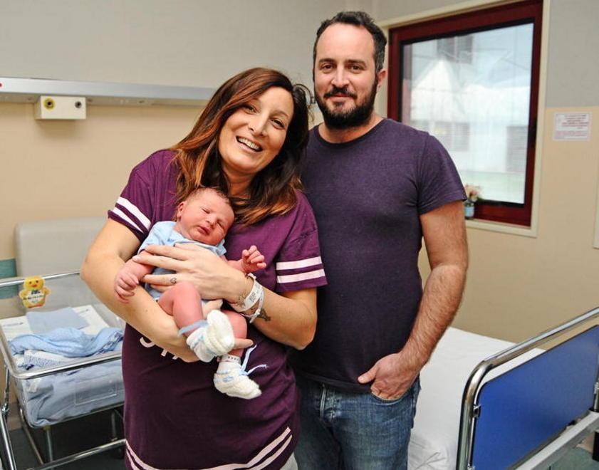 Il piccolo Guglielmo (nato l'1 gennaio 2017) tra le braccia di mamma Ludovica Biagini e di papà Nicolò Carrara