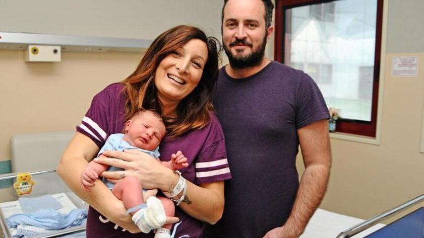Il piccolo Guglielmo (nato l'1 gennaio 2017) tra le braccia di mamma Ludovica Biagini e di papà Nicolò Carrara