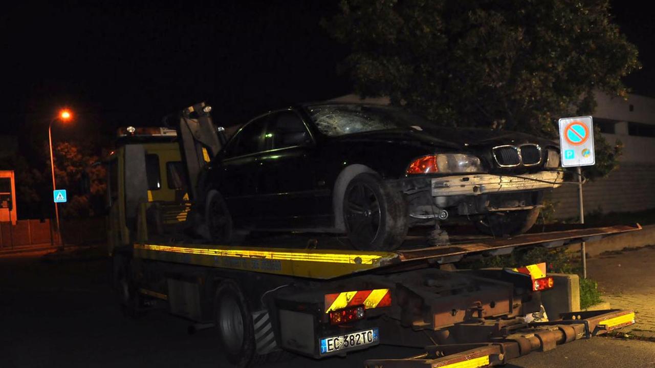 L'auto pirata sul carro attrezzi (foto Francesco G. Pinna)