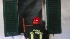 Brucia il rifugio dei senza tetto vigili del fuoco in via Pomeria