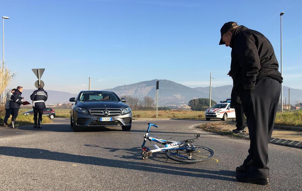 In bici si scontra con un’auto 