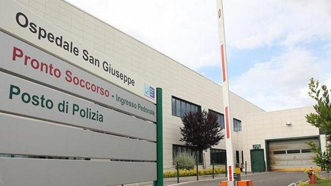 Ubriaco spacca a calci la porta del pronto soccorso