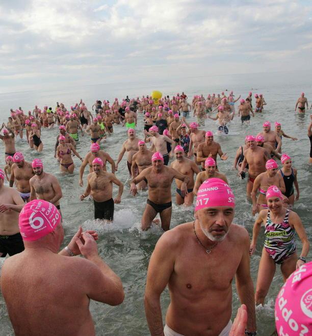 Il freddo non ferma il grande tuffo 