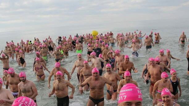 Il freddo non ferma il grande tuffo