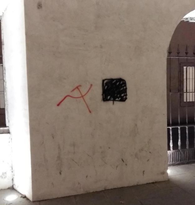 Falce e martello a porta Elisa