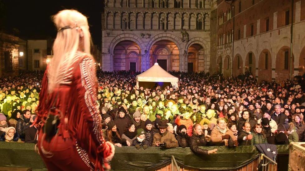 Piena la festa in piazza Tutto esaurito a teatro