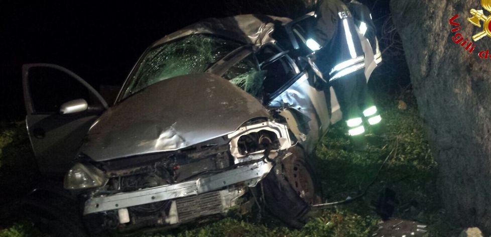 Auto fuori strada alle porte del paese, feriti due ventenni