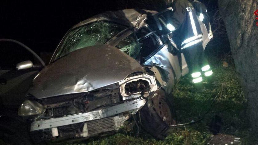 Auto fuori strada alle porte del paese, feriti due ventenni