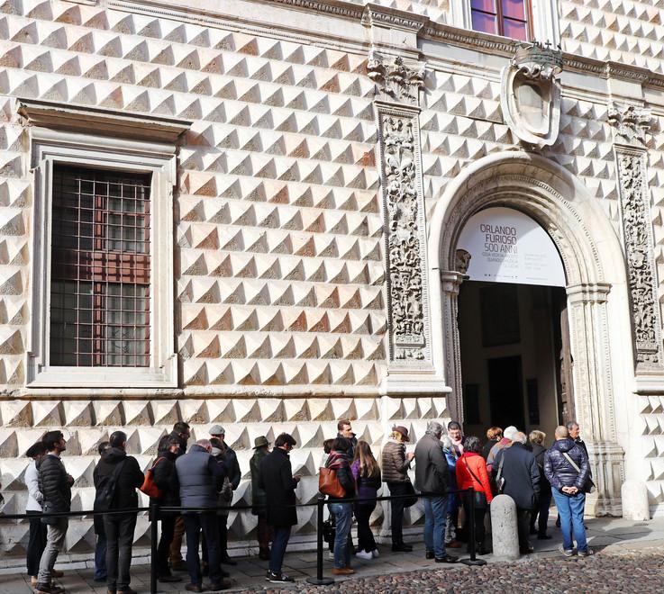 Continua il successo, in fila per la mostra dell’Ariosto