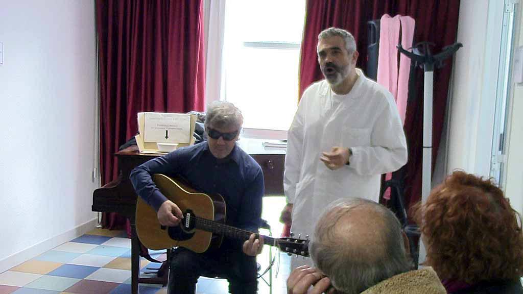 Il primario Andrea Mambrini con Aleandro Baldi in una foto d'archivio