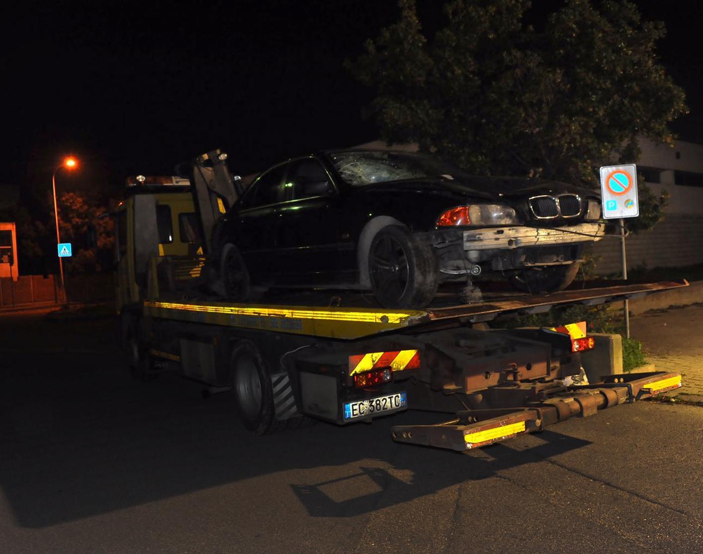 La Bmw che ha investito Giovanni Antonio Pinna col parabrezza in fratumi