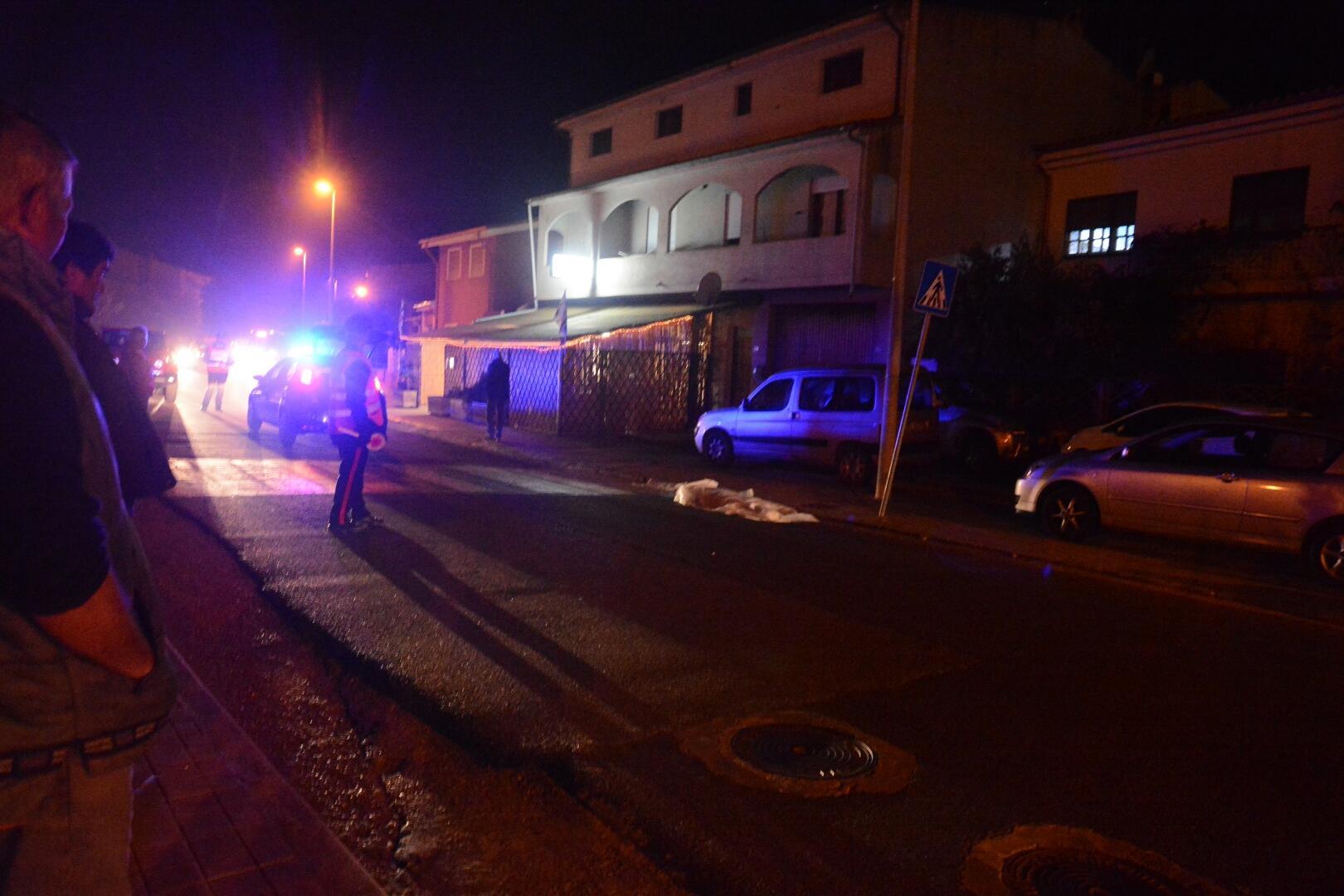 Il corpo della vittima sul ciglio della strada qualche attimo dopo l'incidente