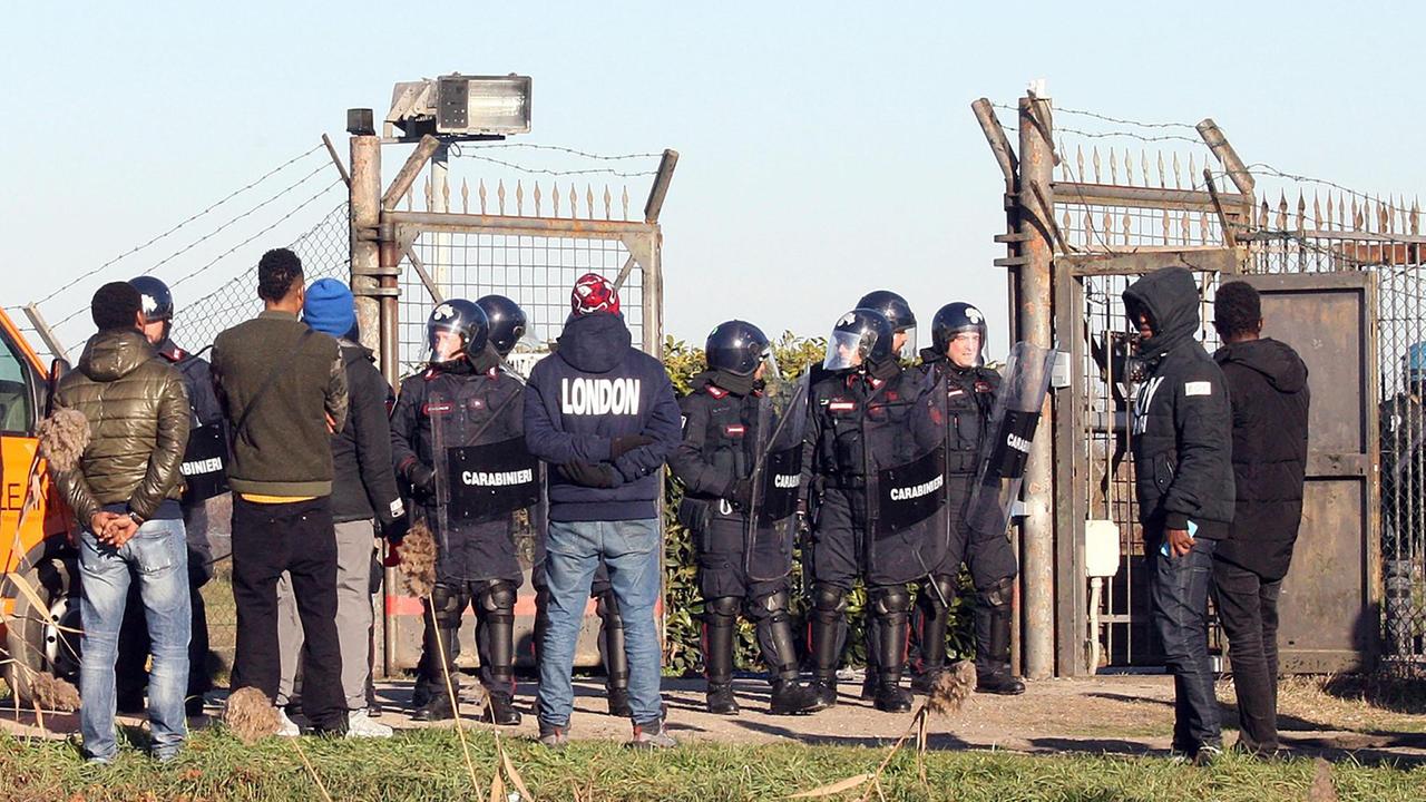 Cona, un centinaio di migranti trasferiti in Emilia Romagna