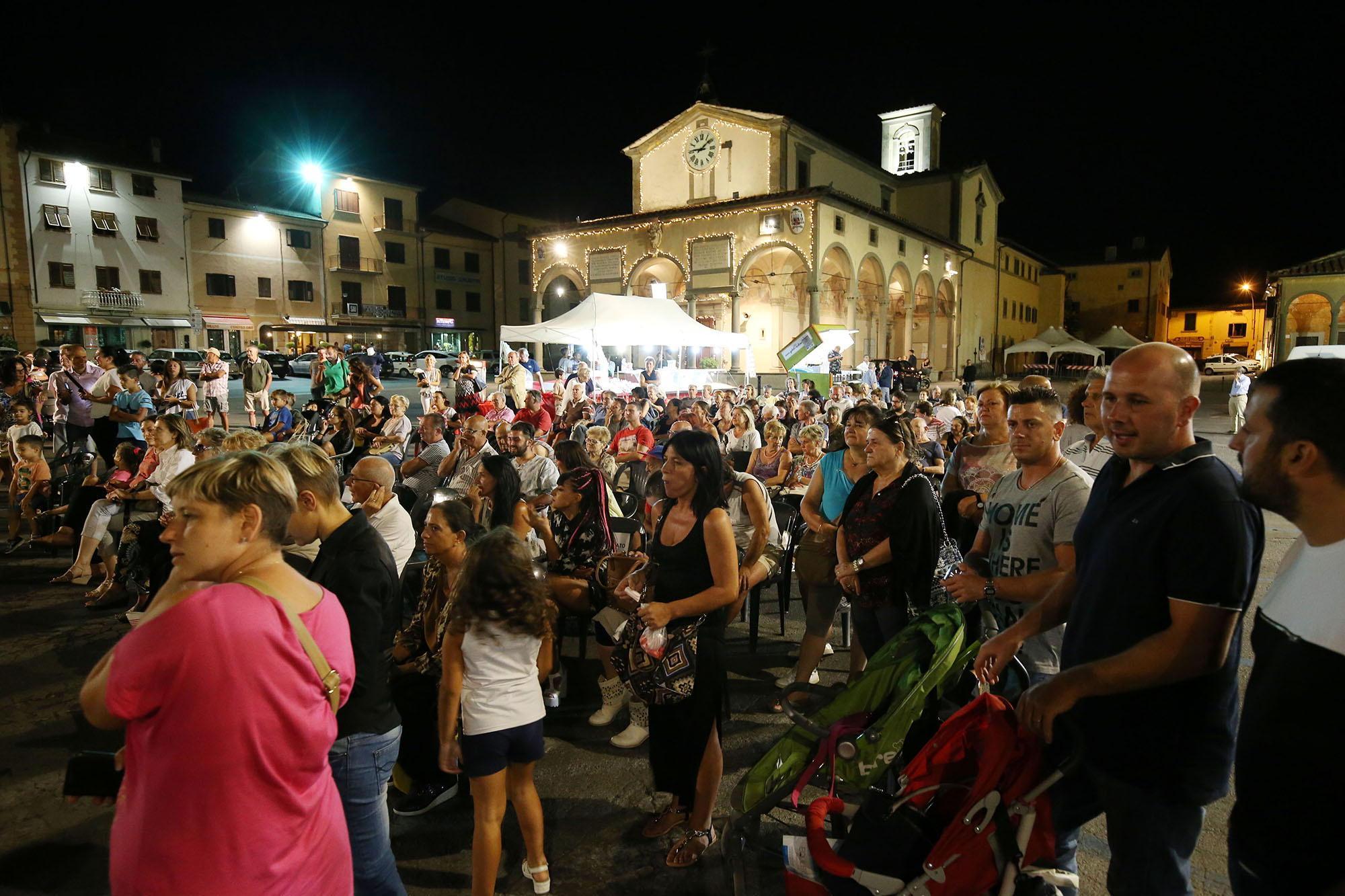 Piazza Giusti a Monsummano gremita di gente