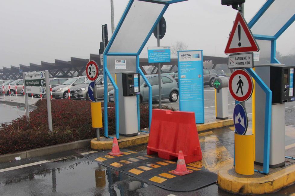 Parcheggio sfortunato in tilt macchina e sbarra