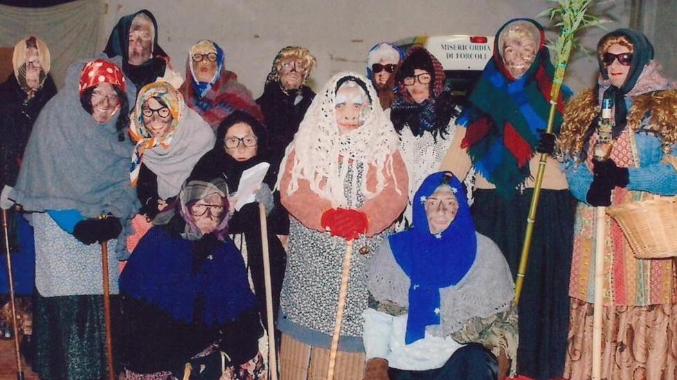Trenta befane in partenza da Forcoli