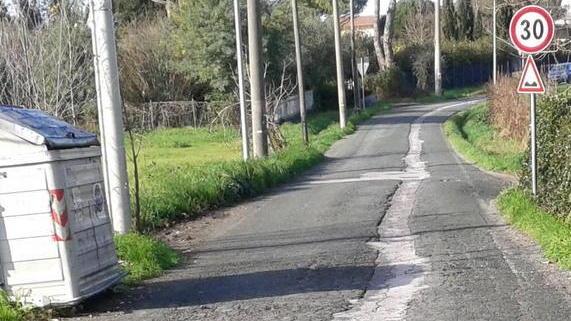 Asfalto colabrodo in via del Fiaschetto