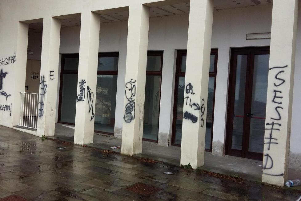 Vandali in azione contro l’auditorium 