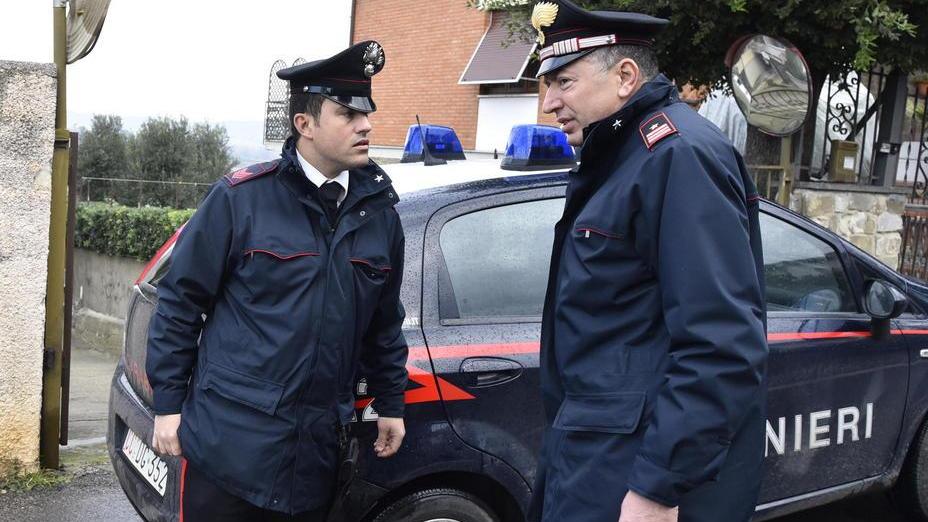 Prende a martellate la vicina nel garage